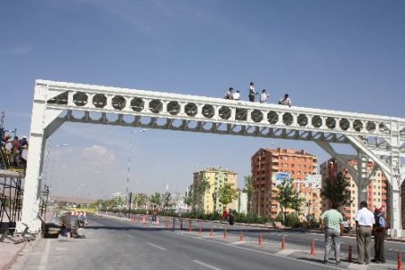 Kampüs Önü Yaya Üst Geçidi Tamamlanıyor