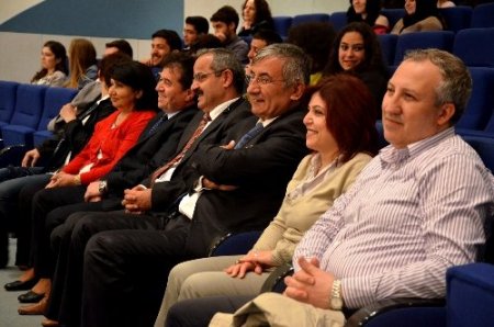 Kampüste ünlü vardı