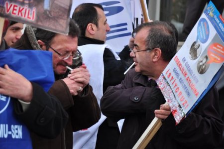 Kamu çalışanları, iş bırakma eylemi yaptı