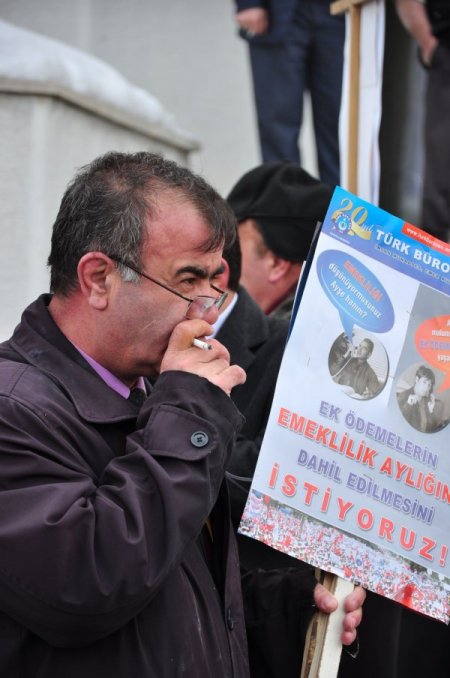 Kamu çalışanları, iş bırakma eylemi yaptı