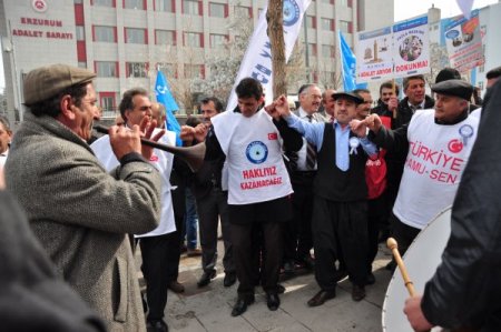 Kamu çalışanları, iş bırakma eylemi yaptı