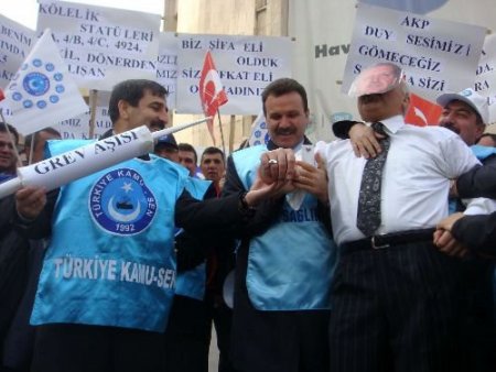 Kamu-sen Başbakan'a 'grev Aşısı' Yaptı, Hasta Yakını Sendikaya Tepki Gösterdi