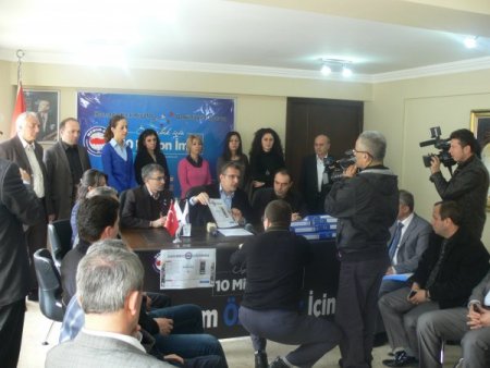 Kamuda kıyafet serbestliği için toplanan 10 milyon imza Ankara'ya gönderildi