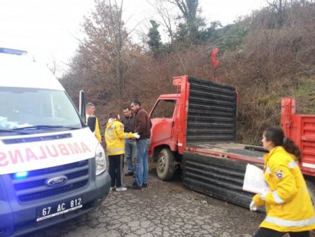 Kamyon, üst yoldan alt yola uçtu, sürücü hafif yaralandı