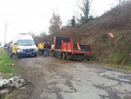 Kamyon, üst yoldan alt yola uçtu, sürücü hafif yaralandı