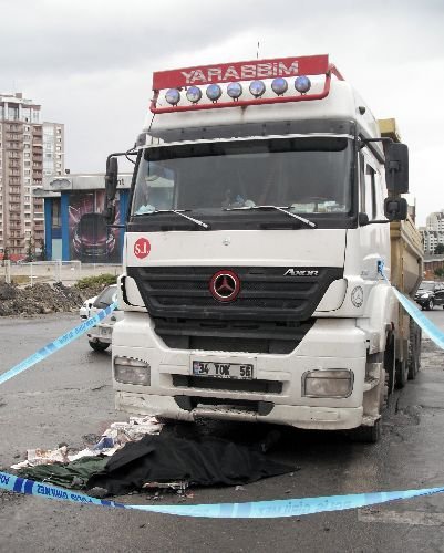 Kamyon Altında Kalan Üniversite Öğrencisi Genç Kız Feci Şekilde Can Verdi