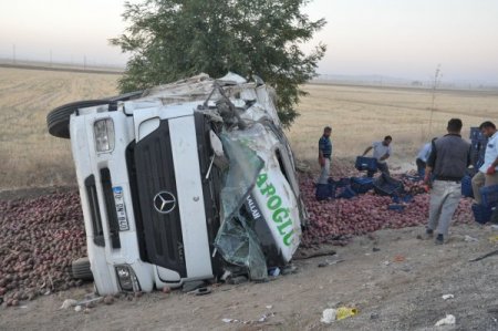 Kamyon devrildi, 2 kişi yaralandı