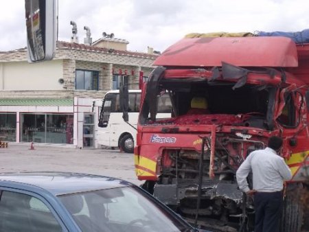 Kamyon Dinlenme Tesisine Daldı, 1 Uzman Çavuş Hayatını Kaybetti
