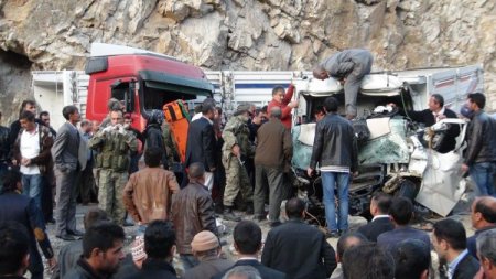 Kamyon kamyonetle çarpıştı: 1 ölü, 3 ağır yaralı