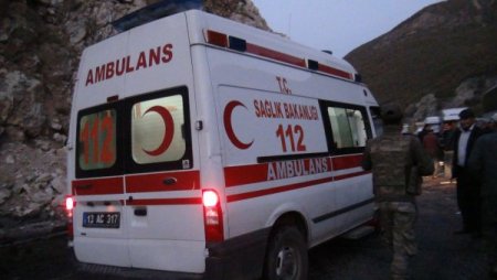 Kamyon kamyonetle çarpıştı: 1 ölü, 3 ağır yaralı