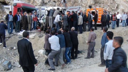 Kamyon kamyonetle çarpıştı: 1 ölü, 3 ağır yaralı