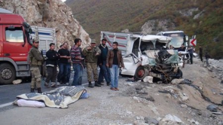 Kamyon kamyonetle çarpıştı: 1 ölü, 3 ağır yaralı