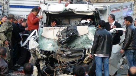 Kamyon kamyonetle çarpıştı: 1 ölü, 3 ağır yaralı