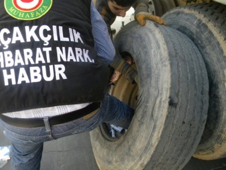 Kamyon Lastiğinin Arasında 4 Bin 150 Paket Kaçak Sigara Bulundu