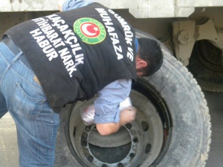 Kamyon Lastiğinin Arasında 4 Bin 150 Paket Kaçak Sigara Bulundu