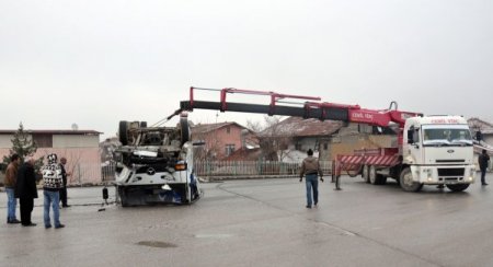 Kamyon şarampole yuvarlandı, sürücü kazadan hafif sıyrıklarla kurtuldu