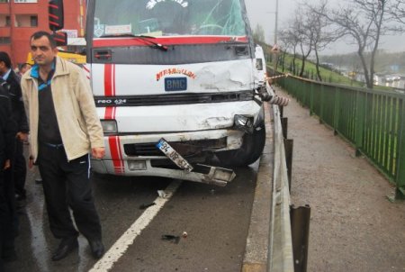 Kamyon Servis Minibüsüne Çarptı 1 Ölü, 8 Yaralı