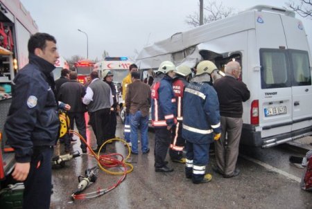 Kamyon Servis Minibüsüne Çarptı 1 Ölü, 8 Yaralı