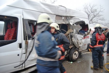 Kamyon Servis Minibüsüne Çarptı 1 Ölü, 8 Yaralı