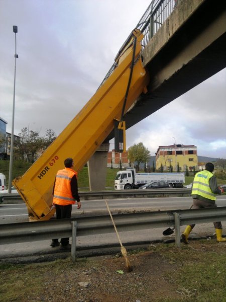 Kamyon üst geçide çıktı!