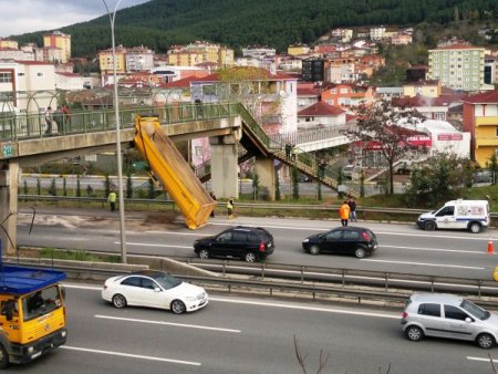 Kamyon üst geçide çıktı!