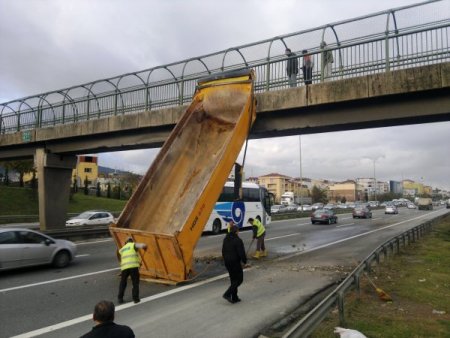 Kamyon üst geçide çıktı!