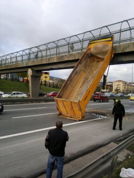 Kamyon üst geçide çıktı!