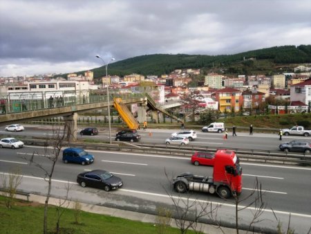 Kamyon üst geçide çıktı!