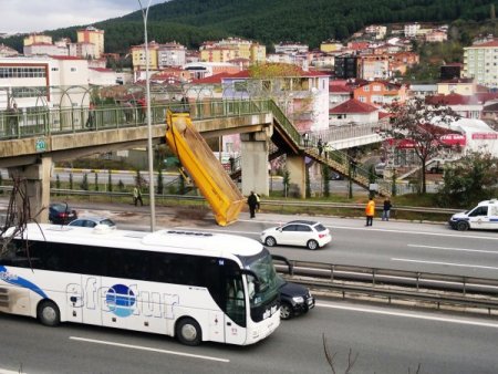 Kamyon üst geçide çıktı!