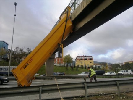 Kamyon üst geçide çıktı!