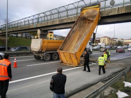 Kamyon üst geçide çıktı!