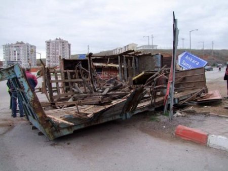 Kamyon Üzerinde Bulunan Hurda Kamyon Kasaları Yola Saçıldı