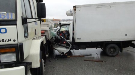 Kamyona çarpan sürücüyü itfaiye kurtardı (Özel)