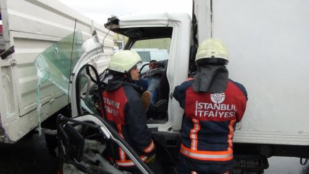 Kamyona çarpan sürücüyü itfaiye kurtardı (Özel)