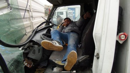 Kamyona çarpan sürücüyü itfaiye kurtardı (Özel)