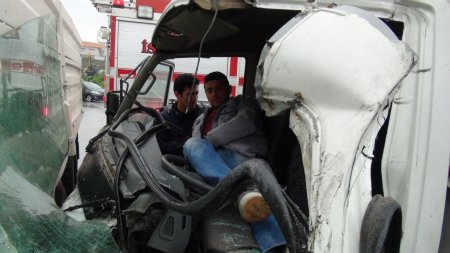 Kamyona çarpan sürücüyü itfaiye kurtardı (Özel)