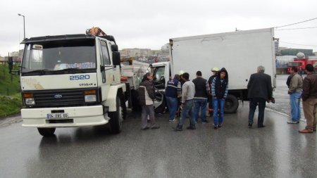 Kamyona çarpan sürücüyü itfaiye kurtardı (Özel)