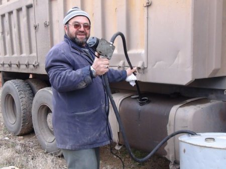 Kamyoncular hızsız beklemeyi bıraktı, aküyü ve mazotu yanlarına alarak uyuyor