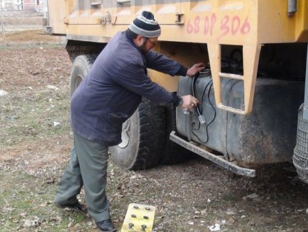 Kamyoncular hızsız beklemeyi bıraktı, aküyü ve mazotu yanlarına alarak uyuyor