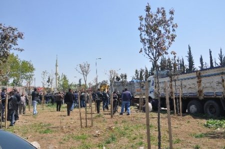 Kamyoncular yol kapatıp eylem yaptı
