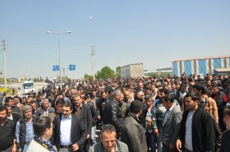 Kamyoncular yol kapatıp eylem yaptı