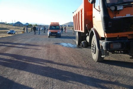 Kamyondan fırlayan tekerlek pikaba takla attırdı: 2 ağır yaralı