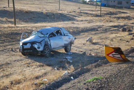 Kamyondan fırlayan tekerlek pikaba takla attırdı: 2 ağır yaralı