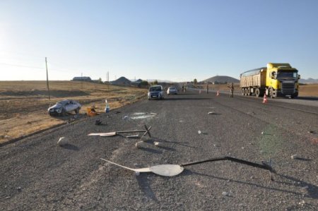 Kamyondan fırlayan tekerlek pikaba takla attırdı: 2 ağır yaralı