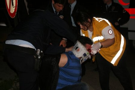 Kamyondan Kaçtı, Refüje Çarparak Ağır Yaralandı