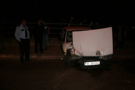 Kamyondan Kaçtı, Refüje Çarparak Ağır Yaralandı