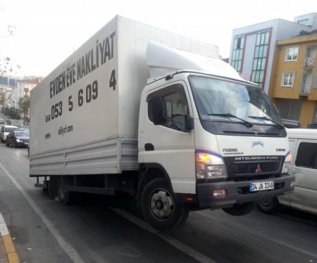 Kamyonet aşırı yükten 