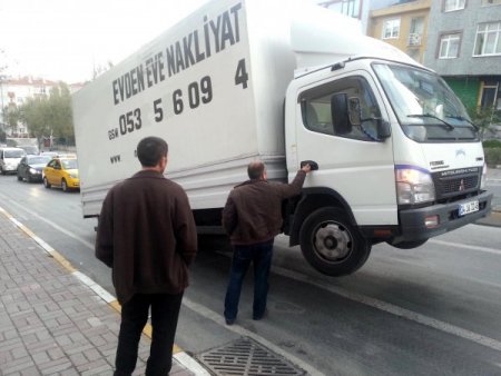 Kamyonet aşırı yükten 