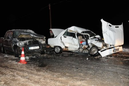 Kamyonet İle Otomobil Çarpıştı: 2 Ölü, 4 Yaralı