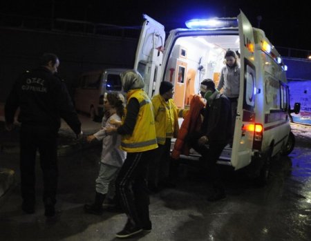 Kamyonet İle Otomobil Çarpıştı: 2 Ölü, 4 Yaralı